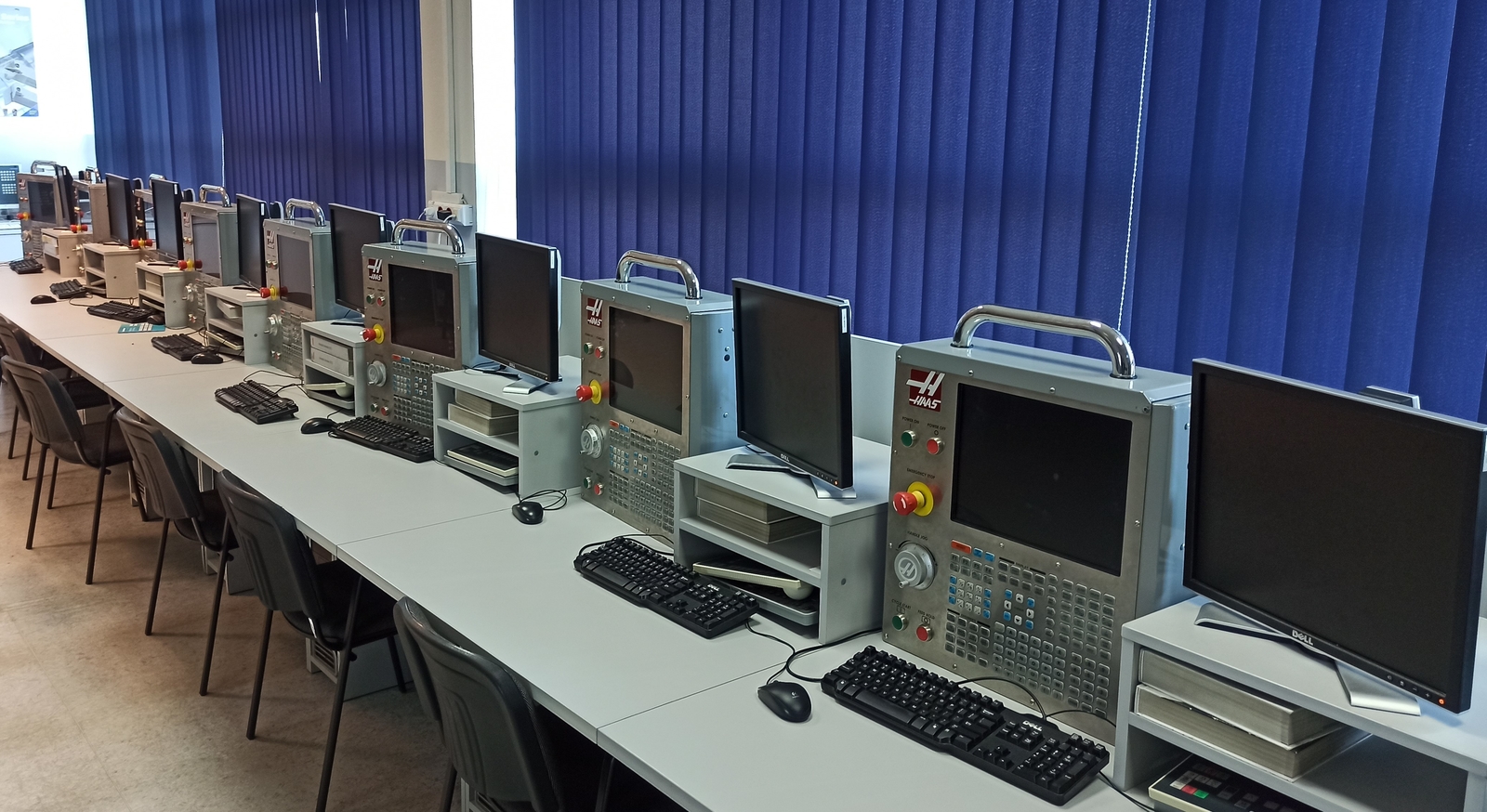 Na zdjęciu znajduje się widok na salę laboratoryjną ze stanowiskami komputerowymi.