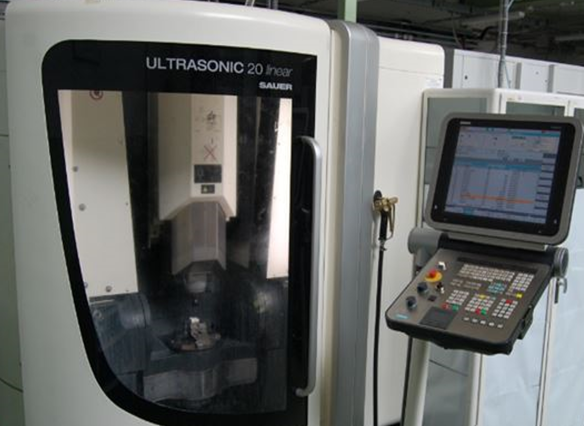 Zdjęcie przedstawia  wieloosiowe centrum frezarskie CNC ze wspomaganiem technologią ultradźwiękową Ultrasonic 20 linear firmy Sauer
